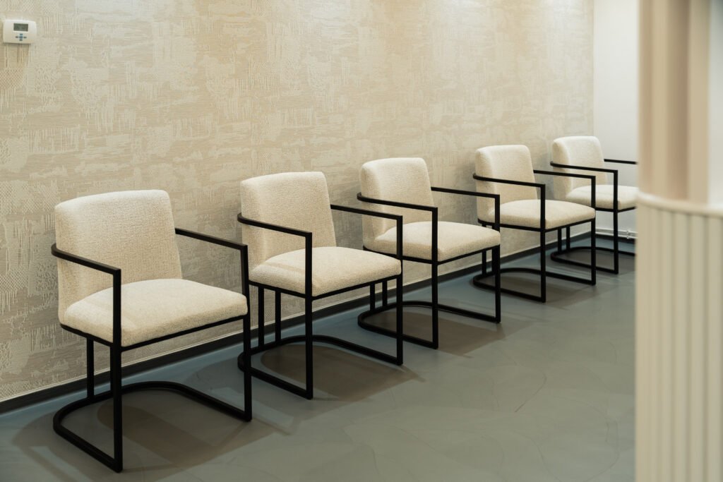 Modernes Wartezimmer von Zahnarzt Krems – Zahnwerk Dr. Andreas Cosma