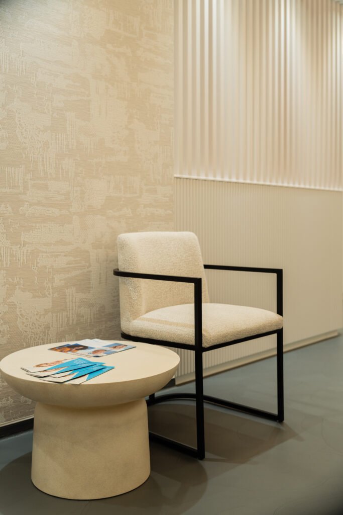 Modernes Wartezimmer im Zahnwerk Krems